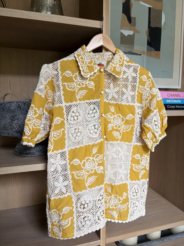 Camisa mostaza con crochet Farm