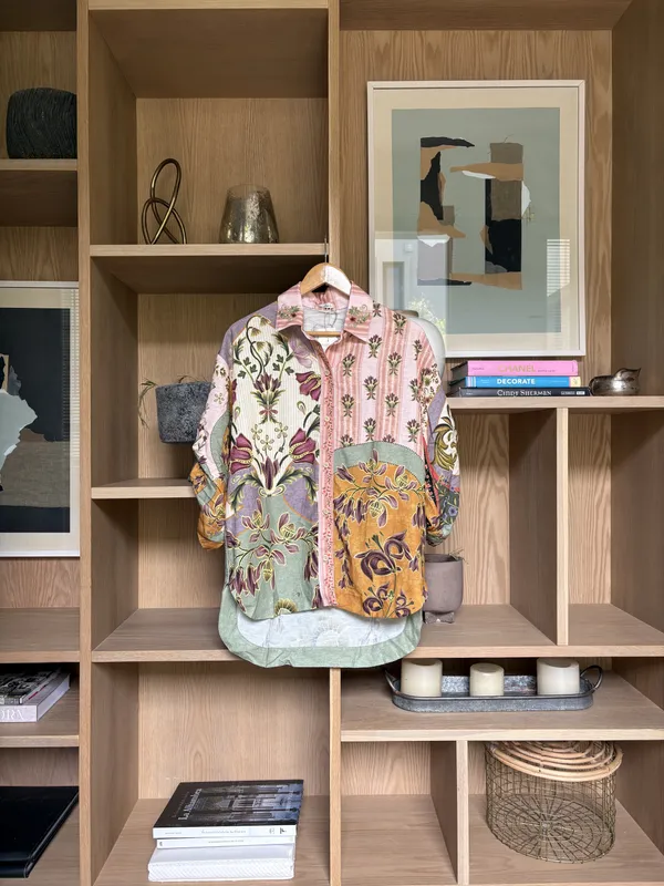 Camisa estampada verde rosa lila y mostaza con flores AguaBendita