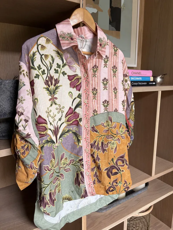 Camisa estampada verde rosa lila y mostaza con flores AguaBendita