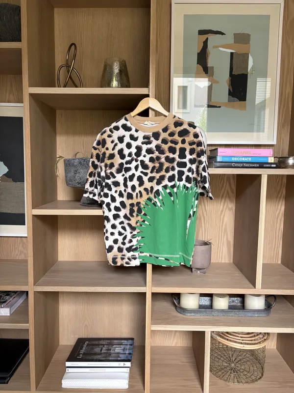 Remera animal print con mancha verde Jazmín Chebar