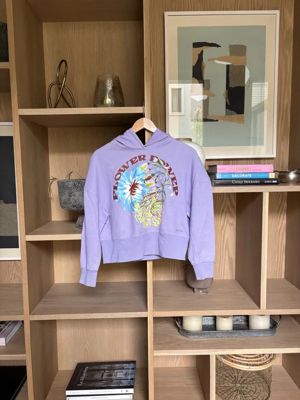 Hoodie lila con estampa Jazmín Chebar