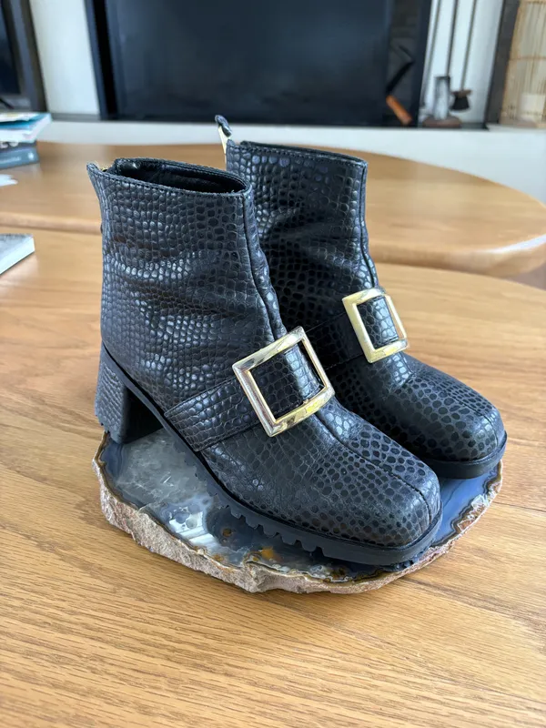 Botas negras croco con hebilla dorada Mutma