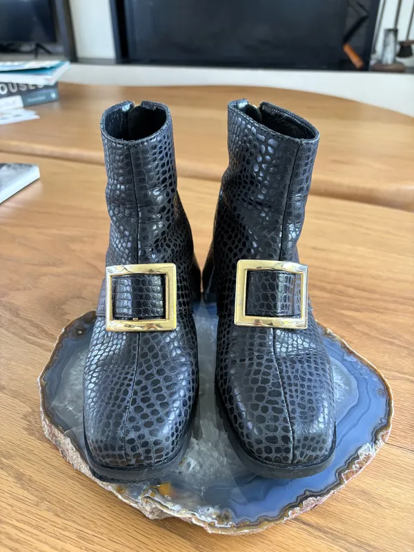 Botas negras croco con hebilla dorada Mutma