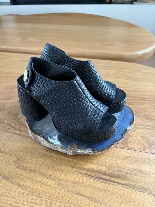 Sandalias con taco negras entrecruzadas Mutma
