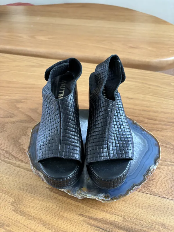 Sandalias con taco negras entrecruzadas Mutma
