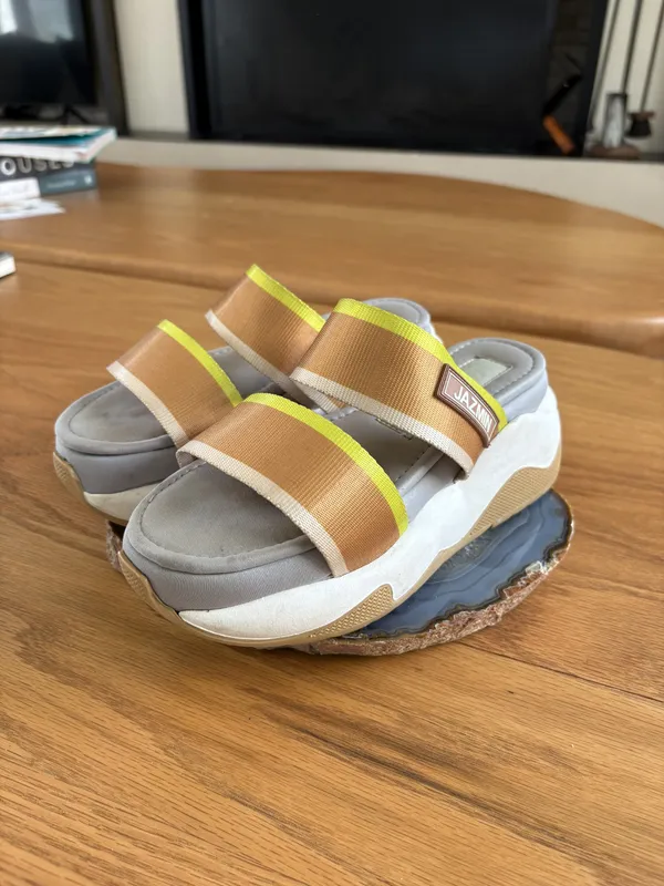 Sandalias con plataforma grises blancas y mostaza Jazmin Chebar
