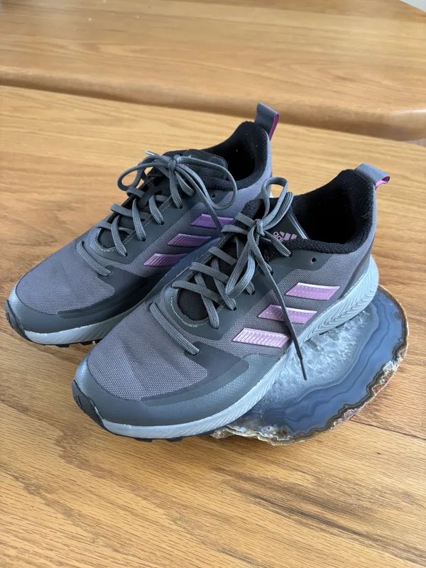 Championes grises con negro y tres rayas violetas Adidas