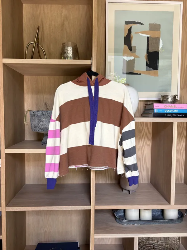 Hoodie a rayas marrón y crudo con detalles violetas Parfois