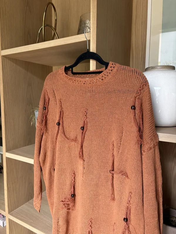 Vestido tejido naranja con flecos y pelotitas madera Mutma