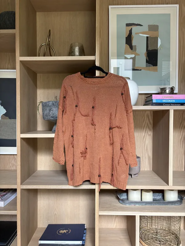 Vestido tejido naranja con flecos y pelotitas madera Mutma