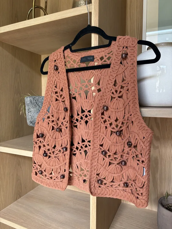 Chaleco naranja calado con pelotitas madera Zara