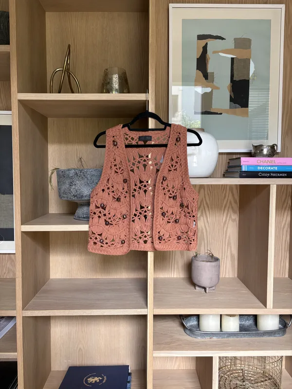 Chaleco naranja calado con pelotitas madera Zara
