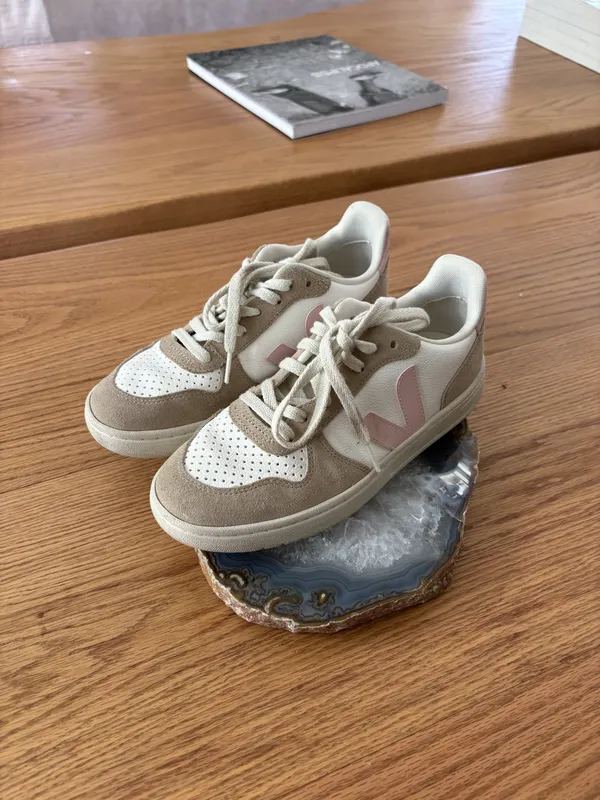 Championes beige y blancos con v rosa veja
