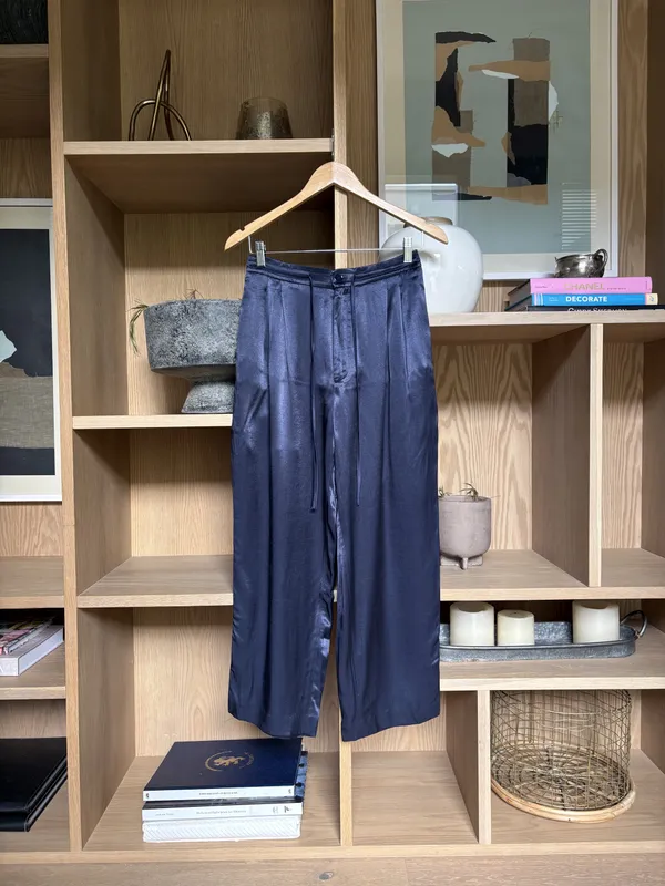 Pantalón azul tipo seda brillante Zara