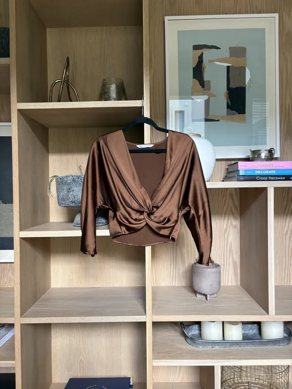 Camisa marrón tipo seda brillante con nudo Zara