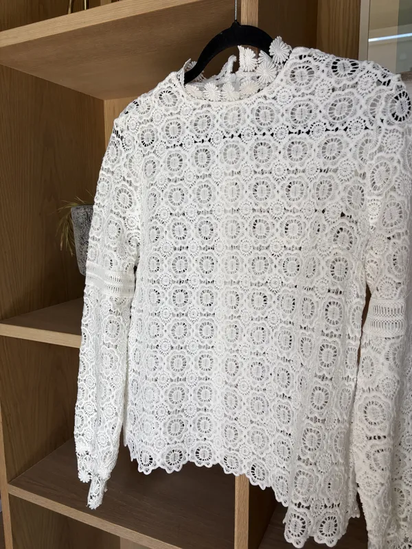 Camisa blanca calada con cierre en espalda