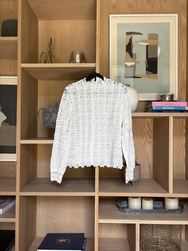 Camisa blanca calada con cierre en espalda
