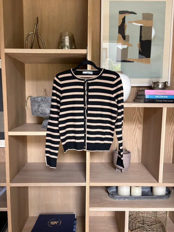 Saquito a rayas beige y negro con botones dorados Mango