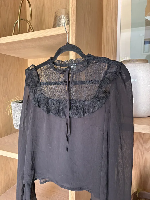Blusa negra con parte de arriba de encaje H&M