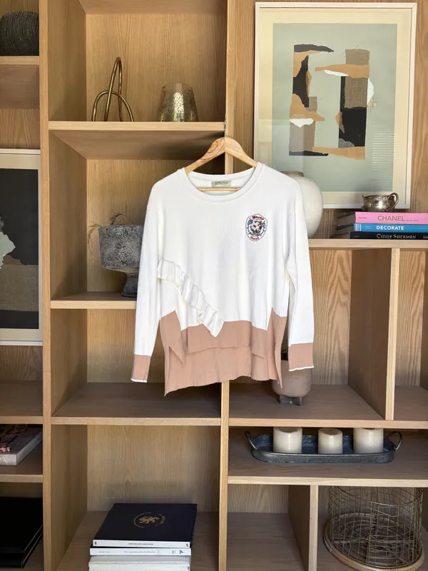 Buzo blanco con volado, parte de abajo beige y escudo Jazmin Chebar