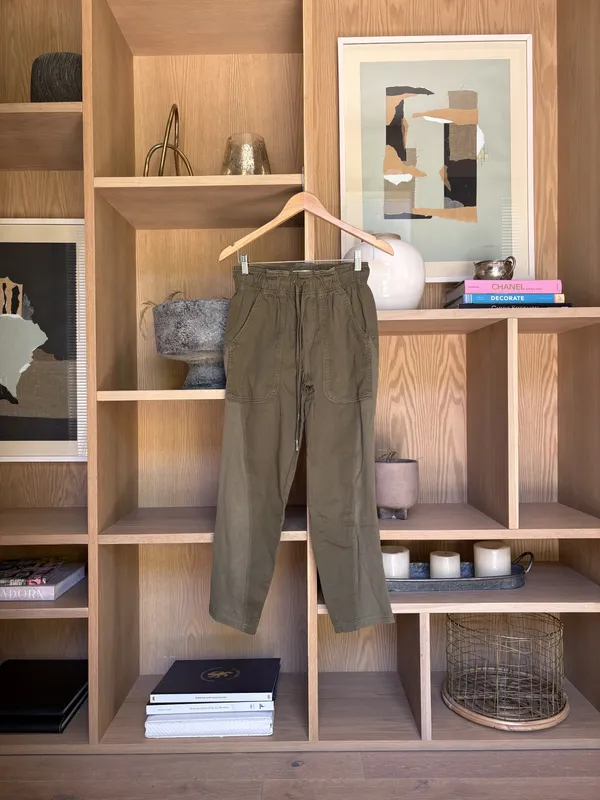 Pantalón verde militar con elastico Jazmin Chebar