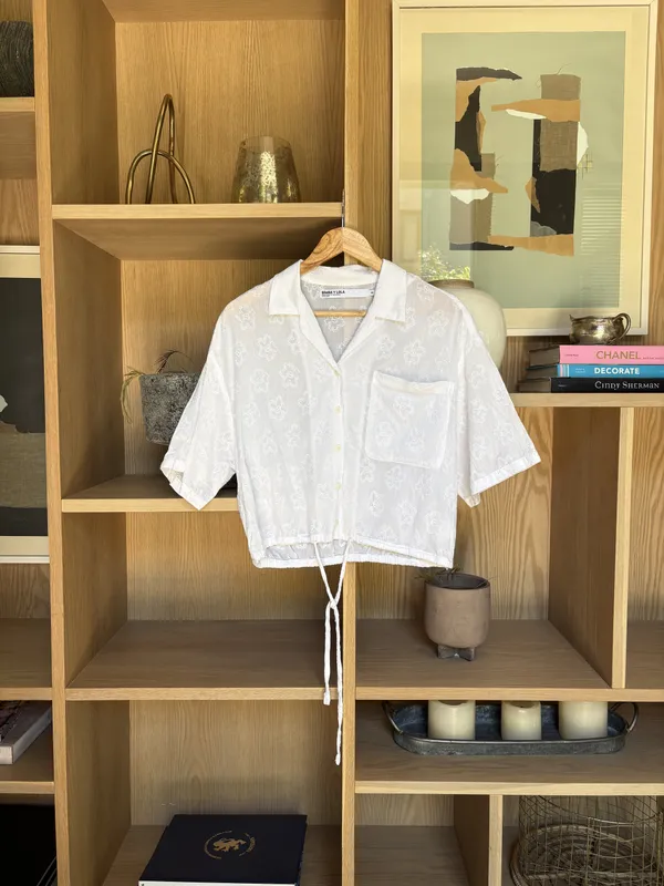 Camisa manga corta flores bordadas con piola abajo Bimba y Lola