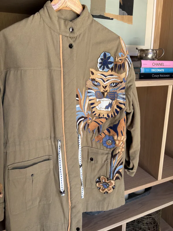 Campera verde militar con bordados de flores y tigres azul y marrón Jazmin Chebar
