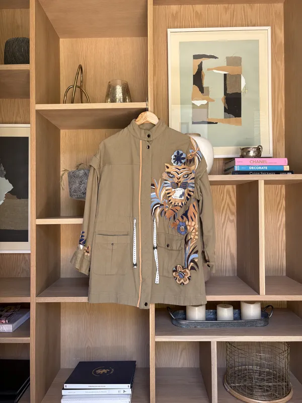 Campera verde militar con bordados de flores y tigres azul y marrón Jazmin Chebar