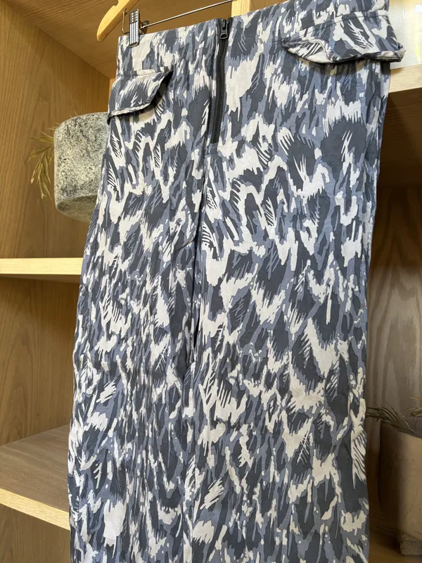 Pantalón camuflado azul con cierre adelante Bimba y Lola