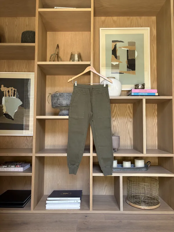 Pantalón verde militar con elastico y puños Rapsodia