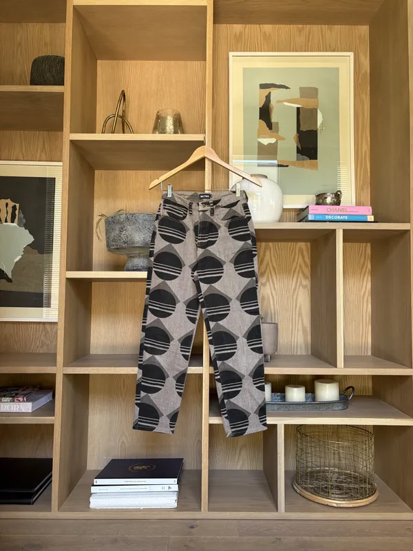 Jean gris con estampas negras Mutma