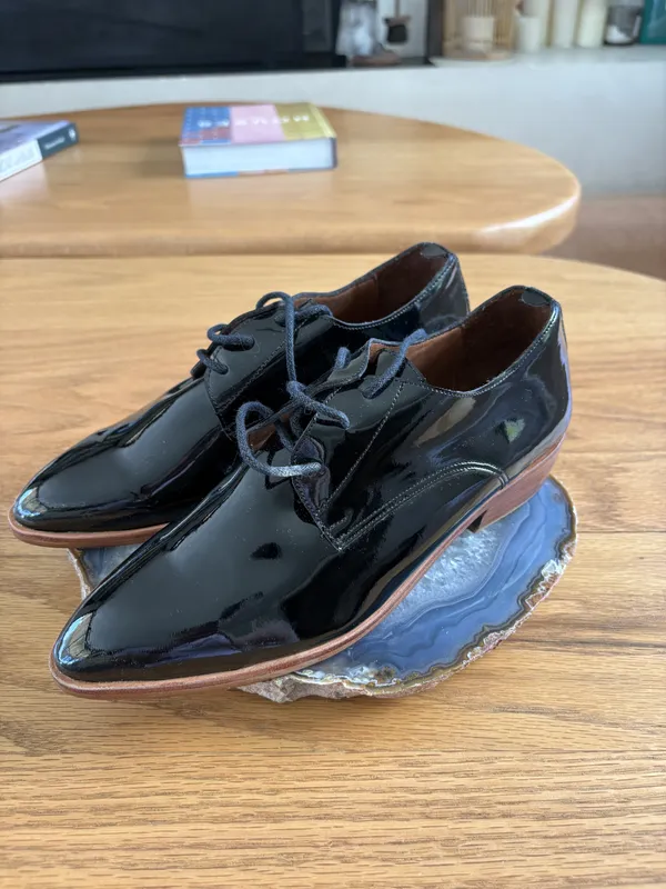 Zapatos negros de charol acordonados C´est Fini