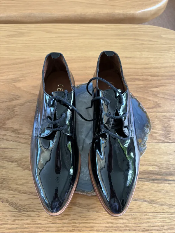 Zapatos negros de charol acordonados C´est Fini