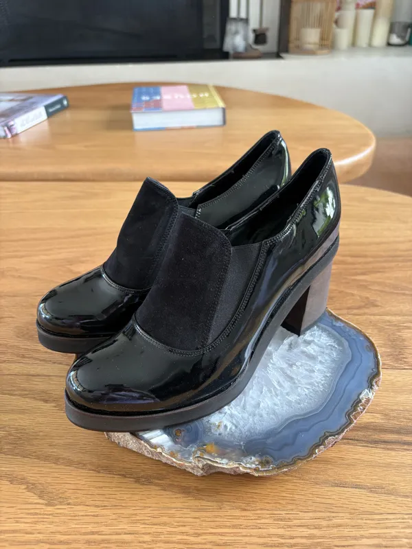 Zapatos negros de charol con taco y gamuza en empeine C´est Fini
