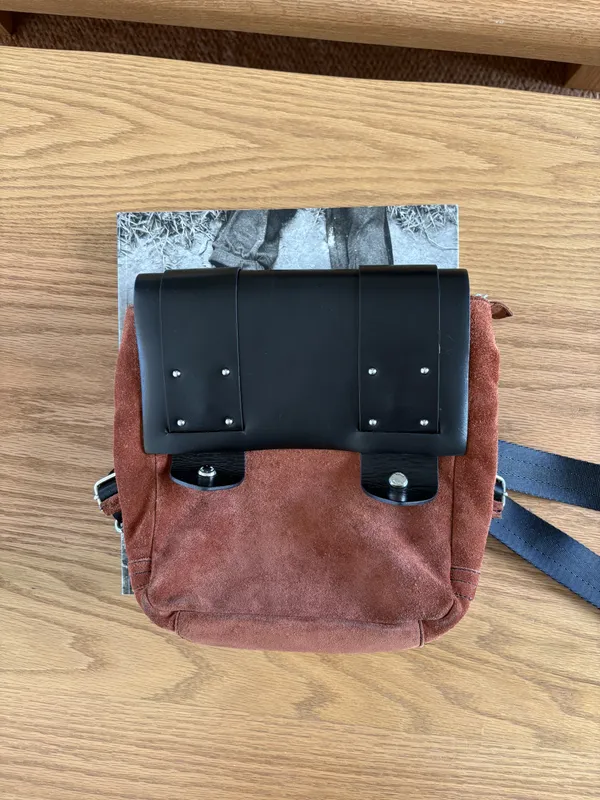 Cartera/mochila gamuza ladrillo y cuero negro Prune