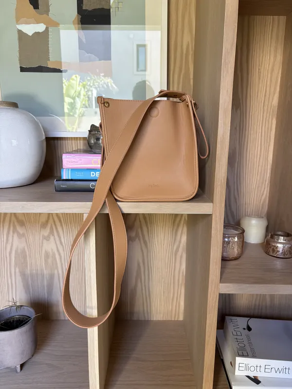 Cartera cuadrada cuero marrón Prune