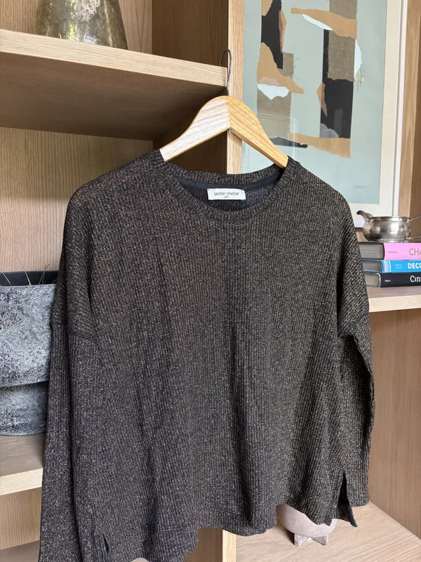 Buzo/remera manga larga negro lurex dorado Jazmin Chebar