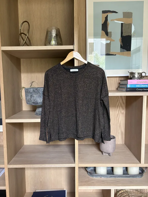 Buzo/remera manga larga negro lurex dorado Jazmin Chebar