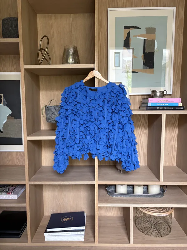 Abrigo azul eléctrico con petalos Zara