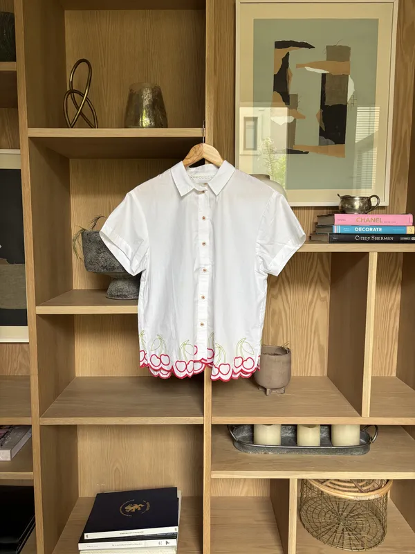 Camisa blanca manga corta con cerezas Maeve