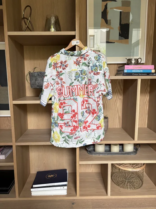 Camisa floreada con espalda "Summer 92" bordado en rojo Antropologie