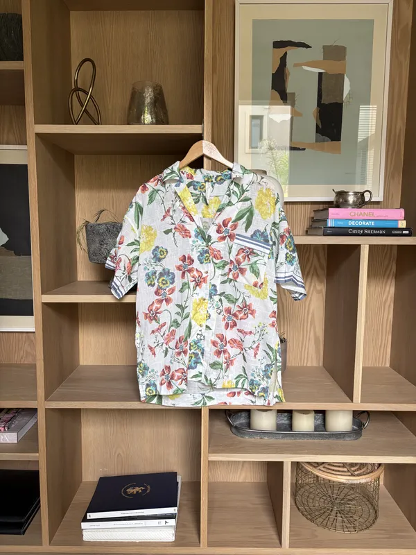 Camisa floreada con espalda "Summer 92" bordado en rojo Antropologie