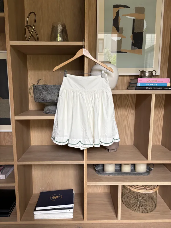 Short pollera blanco con picos verdes bordados abajo Maeve