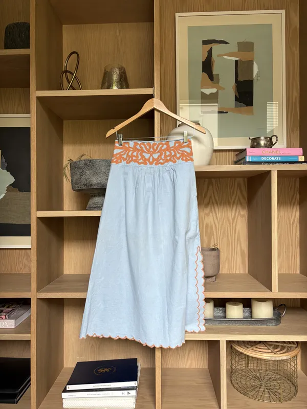 Conjunto celeste con bordados naranja (top y pollera larga) Scalpers