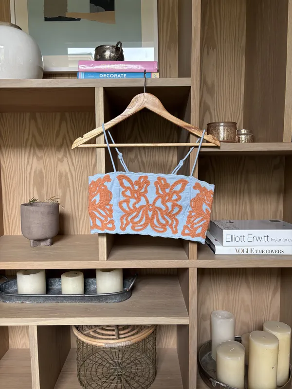 Conjunto celeste con bordados naranja (top y pollera larga) Scalpers
