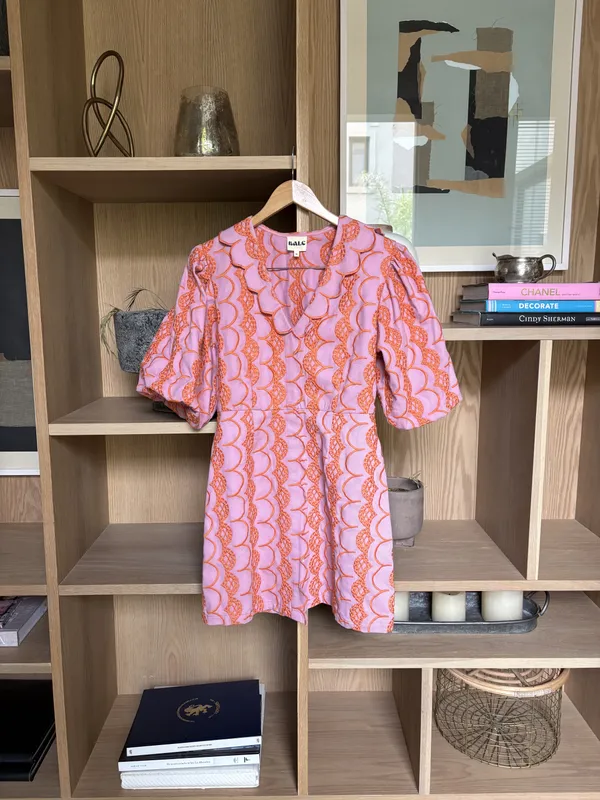 Vestido corto lila con bordados naranjas Balc
