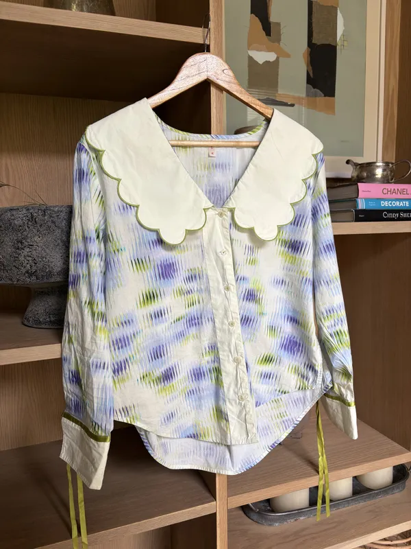 Camisa manga larga verde y violeta con cuello Lyre Bird