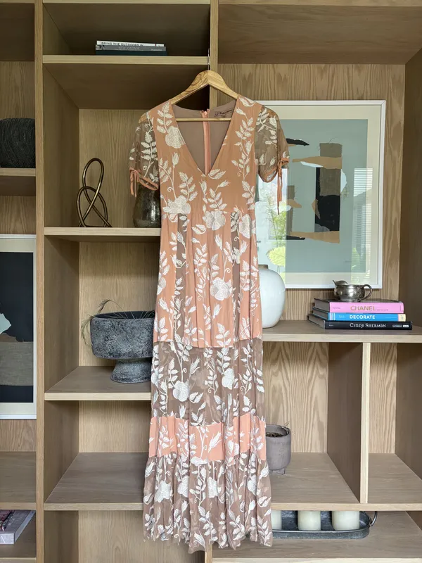 Vestido largo rosa y marron con flores blancas bordadas For Love & Lemons