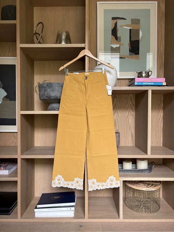 Pantalón mostaza flores bordadas blancas abajo Maeve