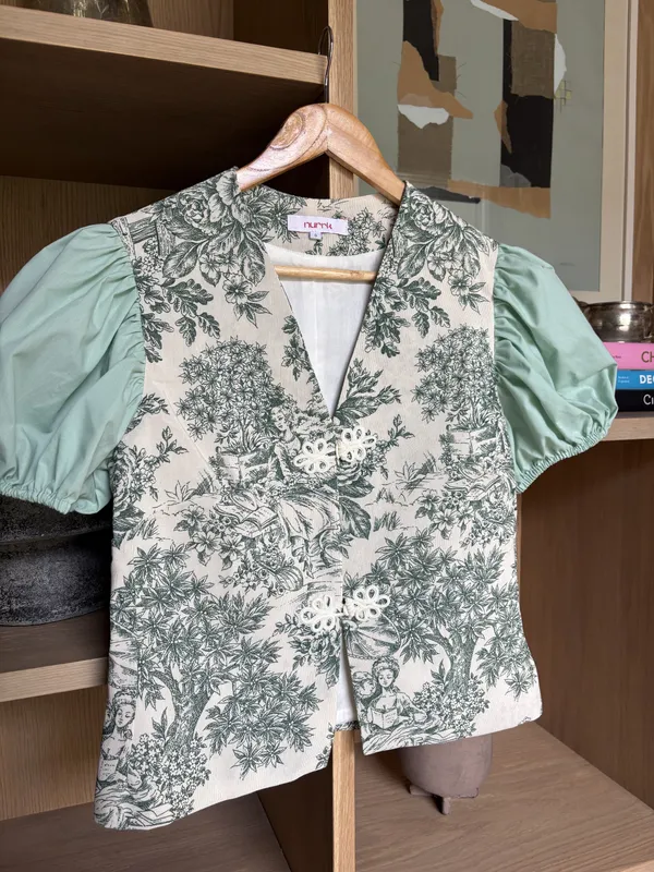 Blusa blanca con estampas verdes estilo oriental Nurrk